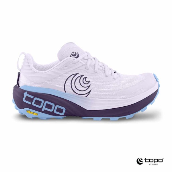 Ženske trail superge TOPO Vista Purple/Lilac, zasnovane za dolge in zahtevne ture. 38 mm/33 mm ZipFoam™ vmesni podplat zagotavlja izjemno blaženje, odzivnost in zaščito pod nogami, medtem ko rocker geometrija omogoča tekoč, udoben korak.
