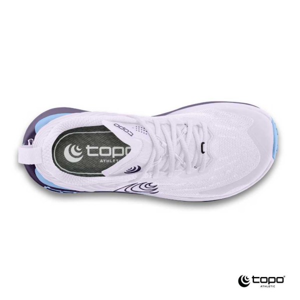 Ženske trail superge TOPO Vista Purple/Lilac, zasnovane za dolge in zahtevne ture. 38 mm/33 mm ZipFoam™ vmesni podplat zagotavlja izjemno blaženje, odzivnost in zaščito pod nogami, medtem ko rocker geometrija omogoča tekoč, udoben korak.