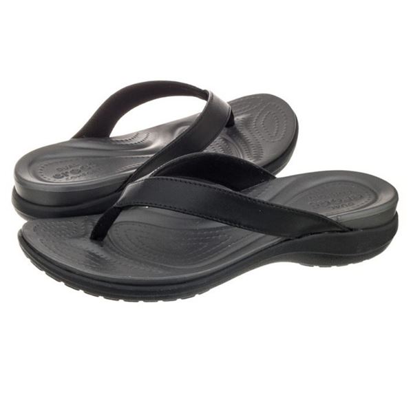 Crocs Capri V Flip W 202502 so elegantne ženske japonke z mehkimi paščki in udobnim vložkom iz pene Croslite™, ki zagotavlja prijetno blaženje in podporo pri vsakem koraku. Primerne so za vsakodnevno nošenje, poletne sprehode, dopust in prosti čas.