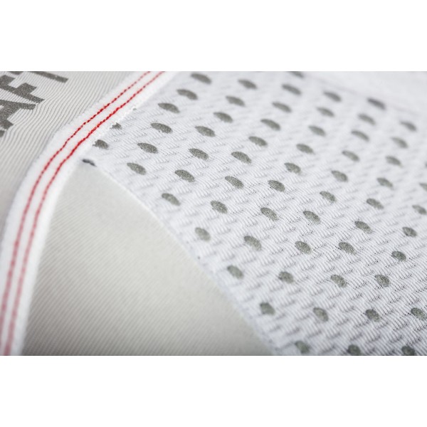 Glow Jersey je zasnovan za tiste, ki se redno vozijo in se najraje vidijo pri hitrem preletu po pokrajini. Odsevni detajli na prsih in na hrbtu vas naredijo še dodatno vidne.