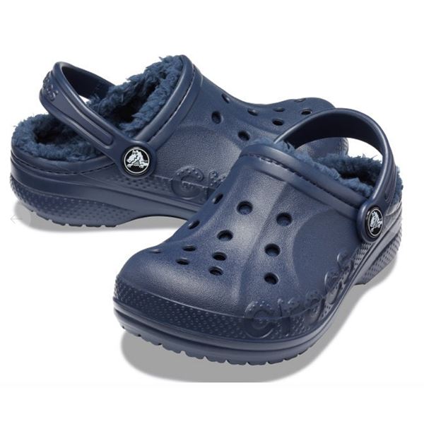 Otroški natikači Crocs Baya Lined Clog Kids 205977 z mehko toplo podlogo, športnim dizajnom in vrtljivim petnim paščkom za udobno nošenje v hladnejših dneh.