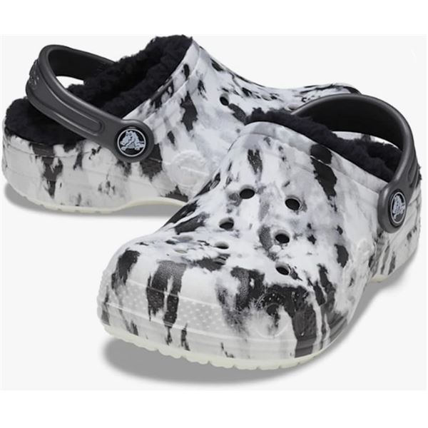 Crocs Baya Printed Lined Clog Kids 205888 topli otroški natikači z mehko notranjo podlogo, Croslite™ podplatom in igrivim potiskom za udobje in zaščito v hladnejših dneh.