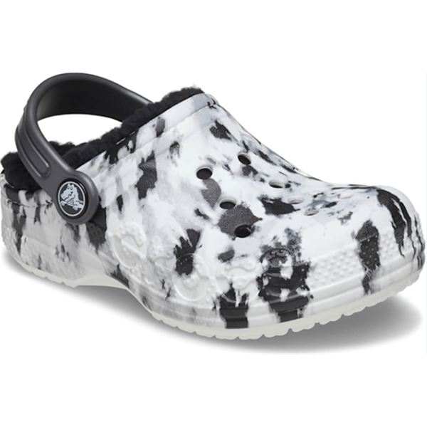 Crocs Baya Printed Lined Clog Kids 205888 topli otroški natikači z mehko notranjo podlogo, Croslite™ podplatom in igrivim potiskom za udobje in zaščito v hladnejših dneh.