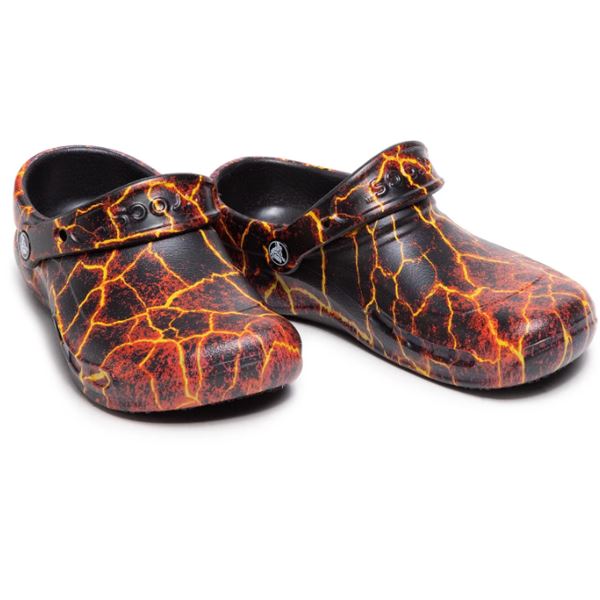 Natikači Crocs Bistro Graphic Clog 204044 z grafičnim vzorcem, zaščitno zaprto zasnovo in nedrsečim podplatom za udobno celodnevno uporabo pri delu.