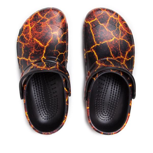 Natikači Crocs Bistro Graphic Clog 204044 z grafičnim vzorcem, zaščitno zaprto zasnovo in nedrsečim podplatom za udobno celodnevno uporabo pri delu.