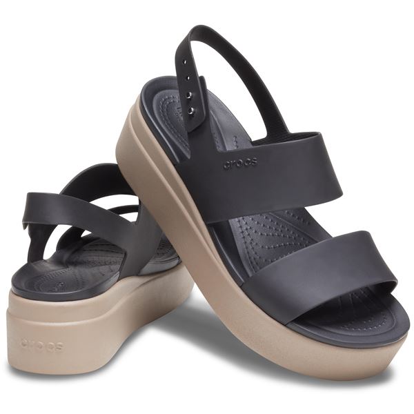Crocs Brooklyn Low Wedge W 206453 ženski sandali z elegantno nizko wedge peto, nastavljivimi paščki in lahkim Croslite™ materialom za celodnevno udobje in stabilno hojo.