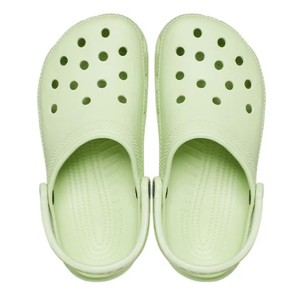 Klasični natikači Crocs Classic 10001 z lahkotno zasnovo, prezračevalnimi odprtinami in vrtljivim petnim paščkom za maksimalno vsakodnevno udobje.