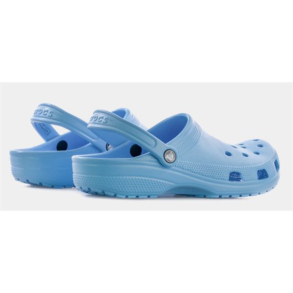 Klasični natikači Crocs Classic 10001 z lahkotno zasnovo, prezračevalnimi odprtinami in vrtljivim petnim paščkom za maksimalno vsakodnevno udobje.