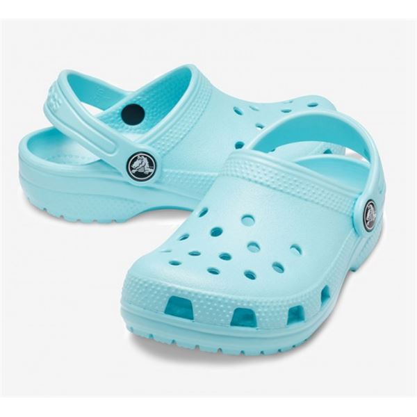 Otroški natikači Crocs Classic Clog K 204536 z lahkotno zasnovo, prezračevalnimi odprtinami in vrtljivim petnim paščkom za udobno vsakodnevno uporabo.