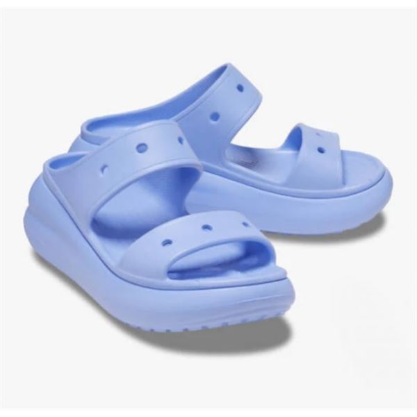 Modni sandali Crocs Classic Crush Sandal s platformnim podplatom in Croslite™ udobjem za sproščen poletni stil.