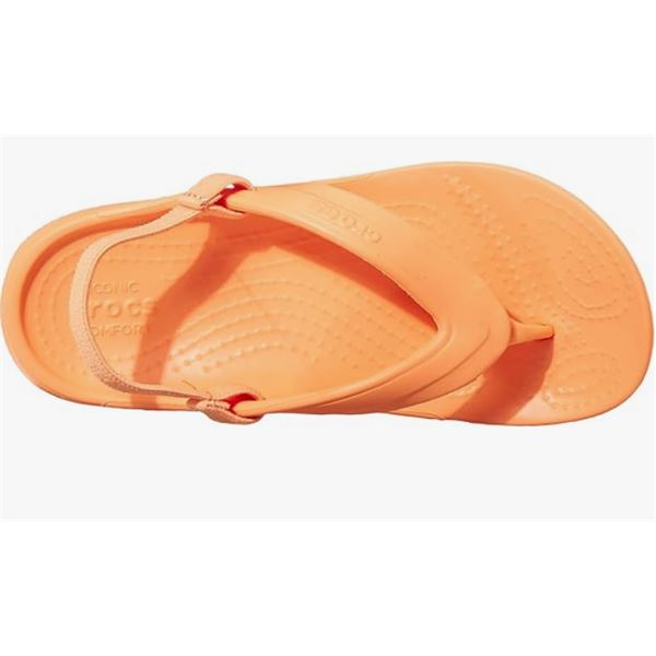 Otroške Crocs japonke Classic Flip Kids 202871 v temno modri barvi z udobnim Croslite™ podplatom in elastičnim paščkom za boljši oprijem. 
