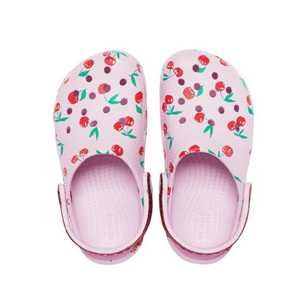 Crocs Classic Food Print Clog Kids 207150 otroški natikači z igrivim food print motivom, Croslite™ podplatom in prezračevalnimi odprtinami za udobje, zračnost in brezskrbno poletno igro.