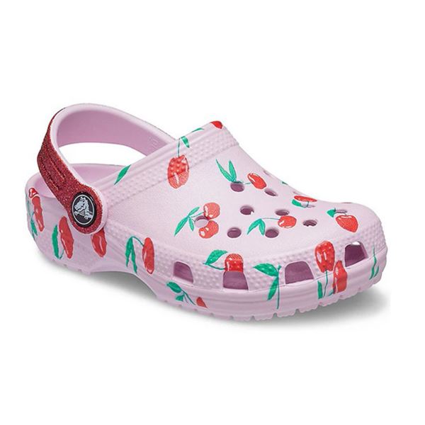 Crocs Classic Food Print Clog Kids 207150 otroški natikači z igrivim food print motivom, Croslite™ podplatom in prezračevalnimi odprtinami za udobje, zračnost in brezskrbno poletno igro.