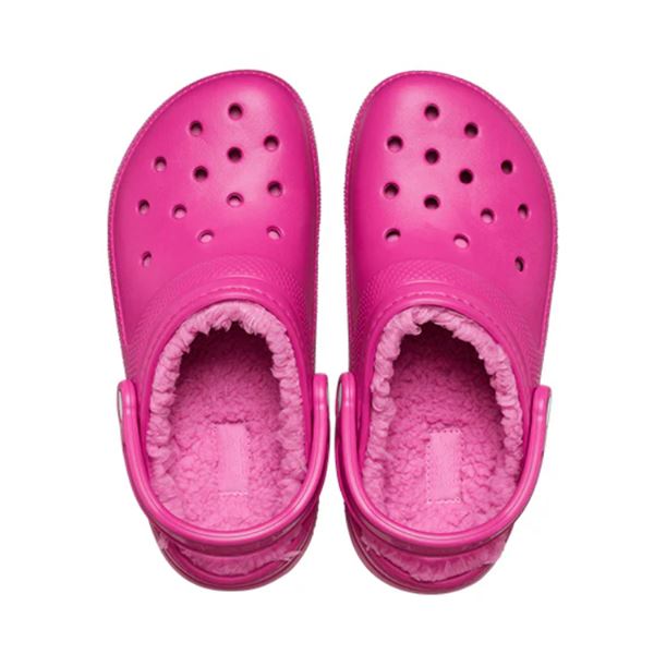 Klasični natikači Crocs Classic Lined Clog 203591 z mehko toplo podlogo, lahkotno zasnovo in vrtljivim petnim paščkom za udobno nošenje v hladnejših dneh.