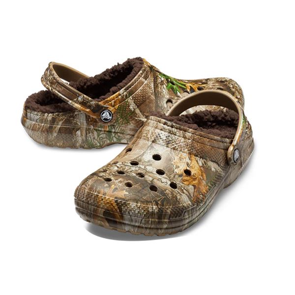 Crocs Classic Lined Realtree Edge Clog 205377 topli unisex natikači z mehko notranjo podlogo, Croslite™ podplatom in Realtree Edge kamuflažnim vzorcem za udobje in zaščito v hladnejših dneh.