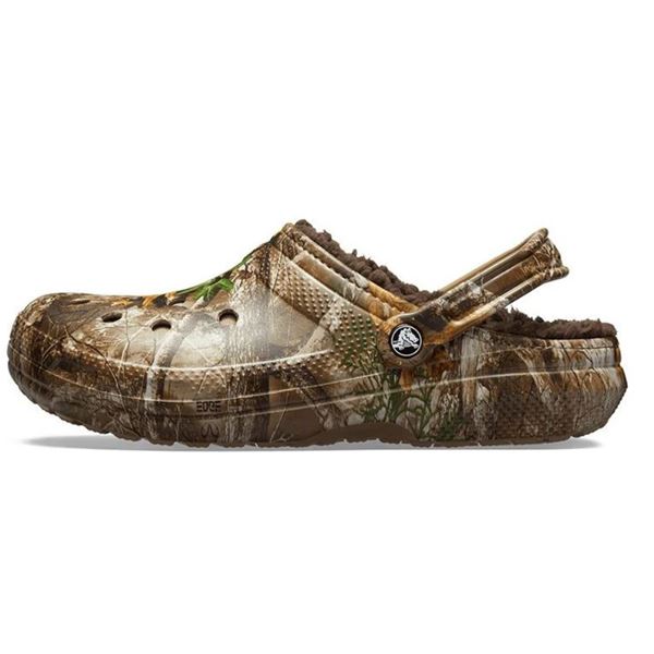 Crocs Classic Lined Realtree Edge Clog 205377 topli unisex natikači z mehko notranjo podlogo, Croslite™ podplatom in Realtree Edge kamuflažnim vzorcem za udobje in zaščito v hladnejših dneh.