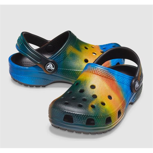 Otroški natikači Crocs Classic Out Of This World II Clog Kids 206818 z vesoljskim grafičnim motivom, lahkotno zasnovo in vrtljivim petnim paščkom za udobno vsakodnevno uporabo.