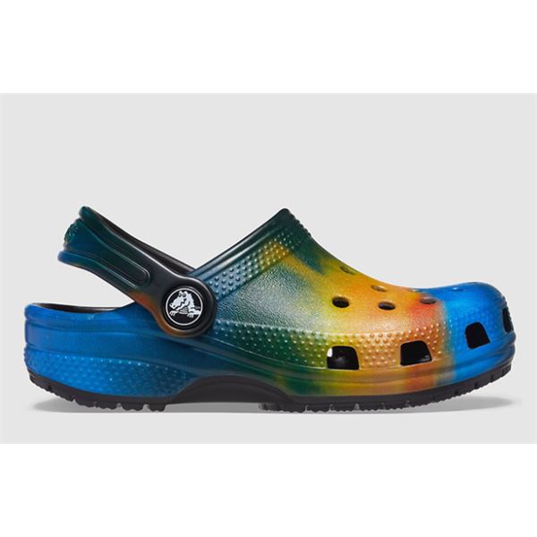 Otroški natikači Crocs Classic Out Of This World II Clog Kids 206818 z vesoljskim grafičnim motivom, lahkotno zasnovo in vrtljivim petnim paščkom za udobno vsakodnevno uporabo.