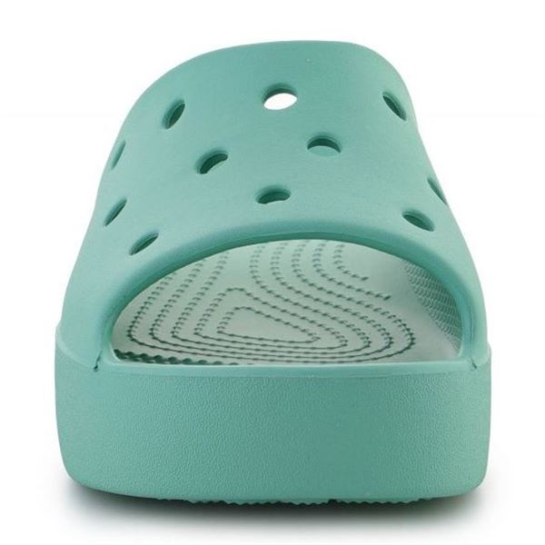 Športno-elegantni Crocs Classic Platform Slide – lahki in udobni natikači z dvignjenim platform podplatom, ki dodajo moderen videz in rahlo višino. Croslite™ material poskrbi za mehko blaženje in celodnevno udobje, minimalističen dizajn pa omogoča enostavno kombiniranje z vsakim poletnim outfitom. Perfect za sproščene, a trendi poletne dni.
