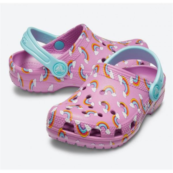 Otroški natikači Crocs Classic Seasonal Graphic Clog Kids 205620 z igrivim grafičnim vzorcem, lahkotno zasnovo in vrtljivim petnim paščkom za udobno vsakodnevno nošenje.