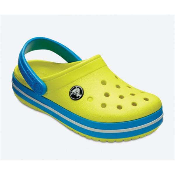 Otroški natikači Crocs Crocband Clog K 204537 s športnim retro dizajnom, prezračevalnimi odprtinami in vrtljivim petnim paščkom za udobno vsakodnevno uporabo.