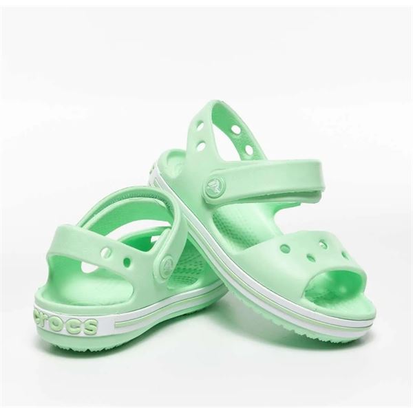 Otroški sandali Crocs Crocband Sandal Kids 12856 s športnim dizajnom, nastavljivimi paščki in lahkotno zasnovo za udobne poletne aktivnosti.