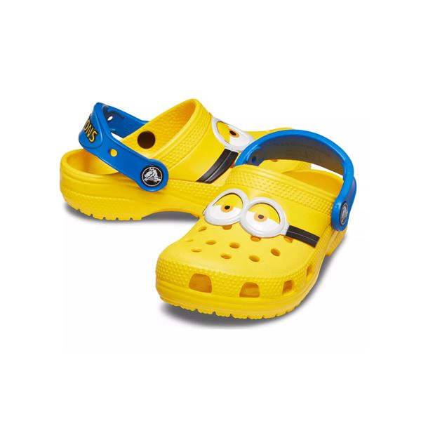 Crocs FL IAM Minions Kids Clog 207461 so otroški natikači z motivi priljubljenih likov Minions, lahkim materialom Croslite™ in vrtljivim petnim trakom za varno prileganje. Zagotavljajo udobje, zračnost in brezskrbno nošenje pri igri, v vrtcu, šoli ali na počitnicah.