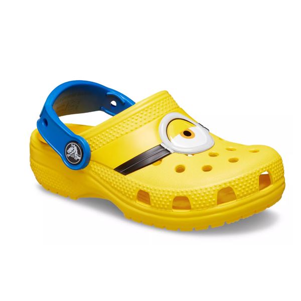 Crocs FL IAM Minions Kids Clog 207461 so otroški natikači z motivi priljubljenih likov Minions, lahkim materialom Croslite™ in vrtljivim petnim trakom za varno prileganje. Zagotavljajo udobje, zračnost in brezskrbno nošenje pri igri, v vrtcu, šoli ali na počitnicah.