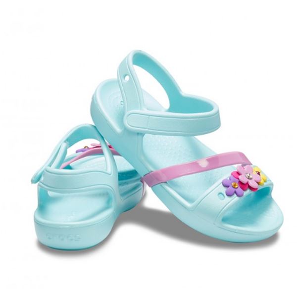 Crocs Lina Charm Sandal Kids 205530 otroški sandali z dekorativnimi charm dodatki, nastavljivimi paščki in Croslite™ podplatom za udobje, zračnost in igriv poletni videz.