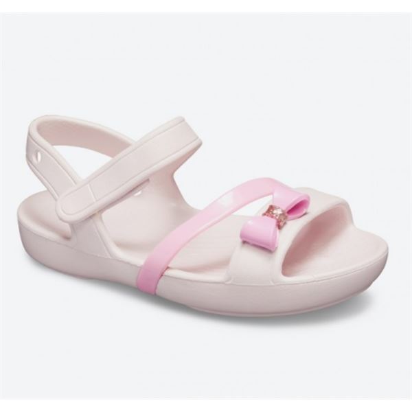 Crocs Lina Charm Sandal Kids 205530 so lahki otroški sandali z elegantnimi paščki in dekorativnimi detajli, ki poskrbijo za prikupen poletni videz. Material Croslite™ zagotavlja mehko blaženje, udobje in lahkotnost pri vsakodnevni uporabi, sprehodih ter poletnih aktivnostih.