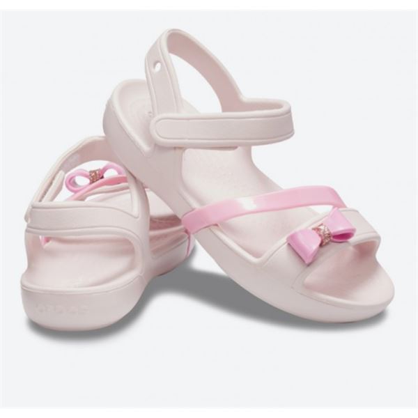 Crocs Lina Charm Sandal Kids 205530 so lahki otroški sandali z elegantnimi paščki in dekorativnimi detajli, ki poskrbijo za prikupen poletni videz. Material Croslite™ zagotavlja mehko blaženje, udobje in lahkotnost pri vsakodnevni uporabi, sprehodih ter poletnih aktivnostih.