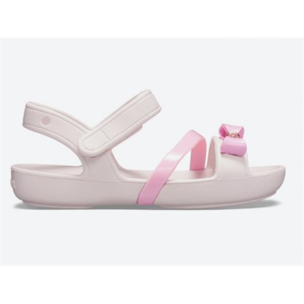 Crocs Lina Charm Sandal Kids 205530 so lahki otroški sandali z elegantnimi paščki in dekorativnimi detajli, ki poskrbijo za prikupen poletni videz. Material Croslite™ zagotavlja mehko blaženje, udobje in lahkotnost pri vsakodnevni uporabi, sprehodih ter poletnih aktivnostih.