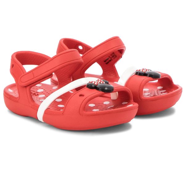 Crocs Lina Minnie Sandal Kids 204999 otroški sandali z Minnie Mouse motivom, nastavljivimi paščki in Croslite™ podplatom za udobje, stabilnost in brezskrbno poletno igro.