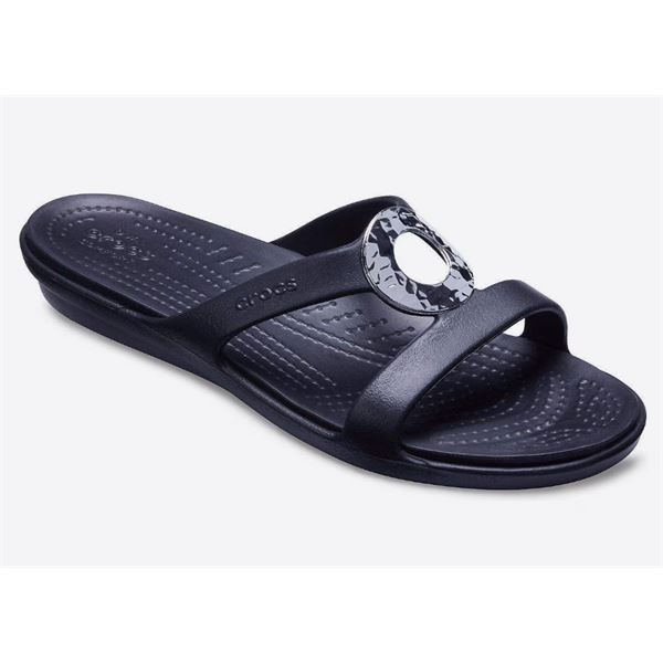 Crocs Sanrah Hammered Met Sandal W 205137 so elegantni ženski sandali s kovinskimi okrasnimi detajli na paščkih in lahkim Croslite™ podplatom. Zagotavljajo udobje, oporo in moderen videz za vsakodnevno uporabo, poletne sprehode ter sproščene priložnosti.