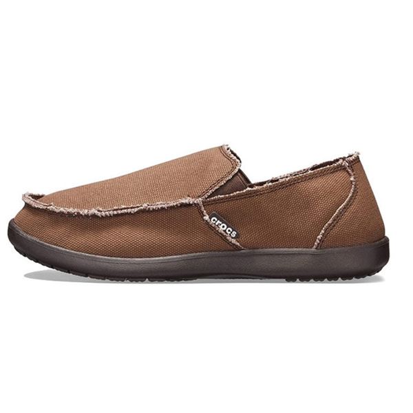 Crocs Santa Cruz Mens 10128 moški slip-on čevlji v casual loafer stilu z lahkim platnenim zgornjim delom, elastičnimi stranskimi vložki in Croslite™ podplatom za celodnevno udobje.