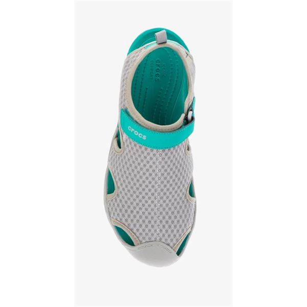 Crocs Swiftwater Mesh Sandal W 204597 so lahki, vodoodporni ženski sandali z zračnim mrežastim zgornjim delom, nastavljivimi paščki in Croslite™ podplatom za udobje, stabilnost ter hitro sušenje pri aktivnostih ob vodi ali v naravi.