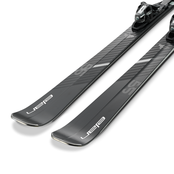 Elan Primetime 55 Black Edition (25/26) – najmočnejše in najhitrejše smuči z dvojno titanovo ojačitvijo, UD karbonskimi vlakni in vrhunsko karving zmogljivostjo.