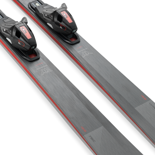 Smuči Elan Wingman 78 C 2025/26 – popolna kombinacija lahkotnosti, natančnosti in zanesljivosti. Za samozavestno smučanje na urejenih progah in mešanem terenu. AS Sport Outlet.