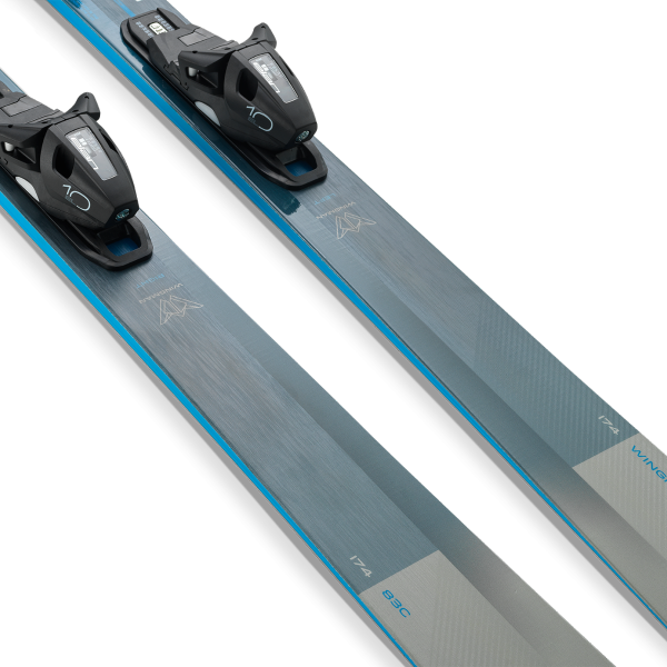 Smuči Elan Wingman 83 C (25/26) združujejo lahkotnost, stabilnost in popoln nadzor. Idealne za izkušene smučarje, ki želijo hitro, gladko in odzivno smučarsko izkušnjo v vseh razmerah.