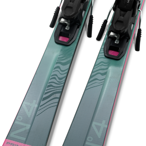 Ženske smuči Elan Primetime N°4 W 2025/26 – igrive, udobne in natančne karving smuči z ojačitvijo Mono Ti. Popolno ravnovesje moči in lahkotnosti za celodnevni užitek na snegu. AS Sport Outlet.