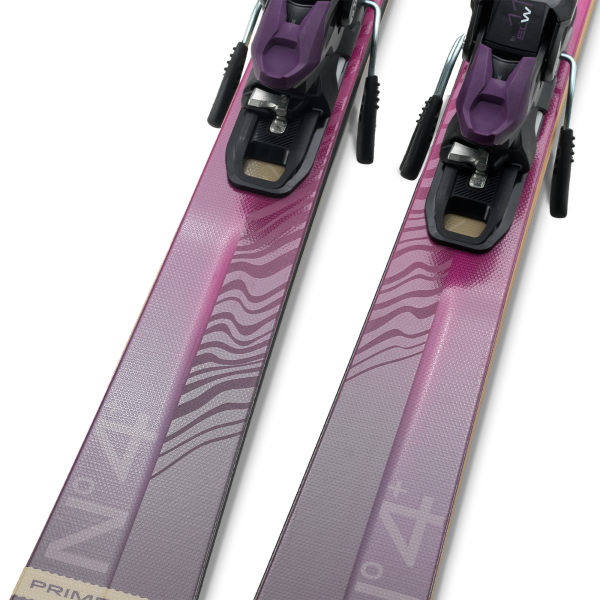 Ženske smuči Elan Primetime N°4  W (25/26) združujejo širšo platformo, Mono Ti ojačitev in odličen oprijem robnikov za popolno ravnotežje med udobjem, stabilnostjo in odzivnostjo. Idealne za samozavestne smučarke na urejenih progah.