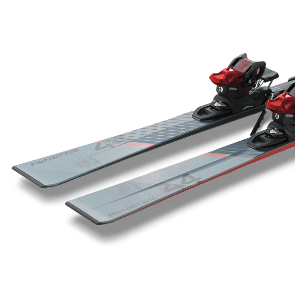 Elan Primetime 44 (25/26) – karving specialist z izjemnim oprijemom robnikov, Mono Ti ojačitvijo in hitro odzivnostjo. Idealne smuči za urejene proge in natančne zavoje.