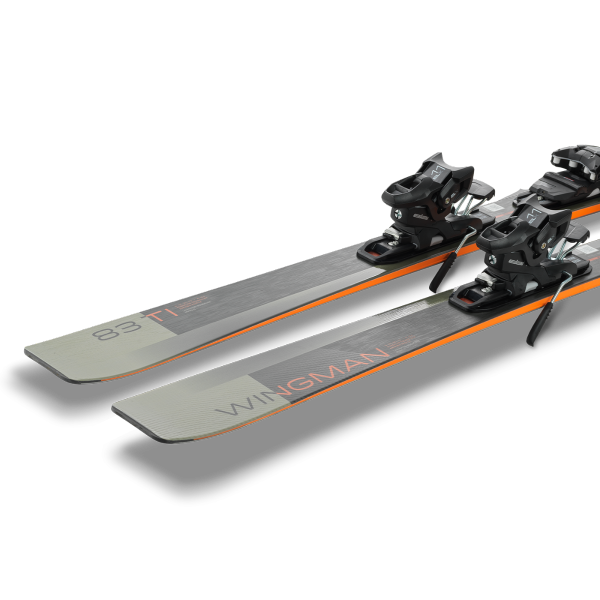 Smuči Elan Wingman 83 Ti 2025/26 – hitre, stabilne in odzivne smuči s titanlom za napredne smučarje. Popoln nadzor na urejenih progah. AS Sport Outlet.