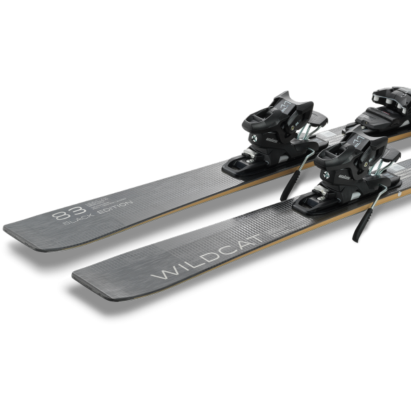 Elan Wildcat 83 Black Edition – ekskluzivne ženske smuči s karbonsko in titanlovo konstrukcijo za vrhunsko stabilnost, natančnost in slog. AS Sport Outlet.