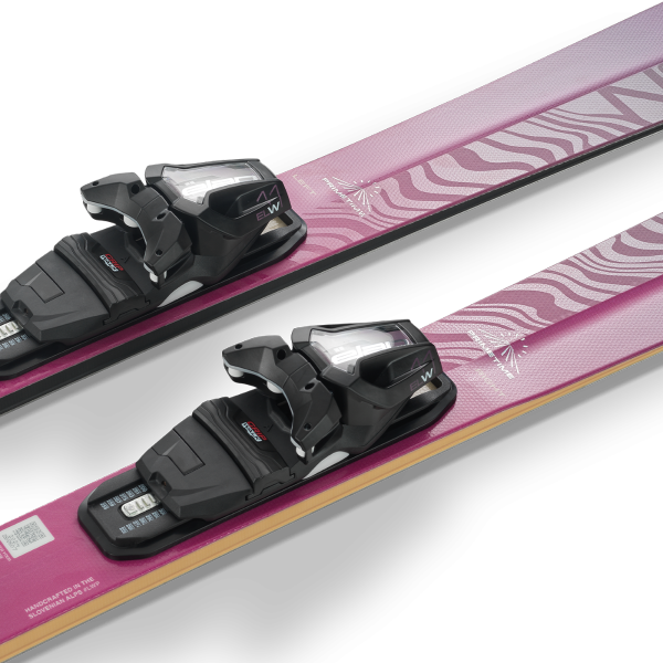 Ženske smuči Elan Primetime N°4  W (25/26) združujejo širšo platformo, Mono Ti ojačitev in odličen oprijem robnikov za popolno ravnotežje med udobjem, stabilnostjo in odzivnostjo. Idealne za samozavestne smučarke na urejenih progah.