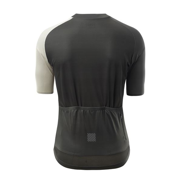 Moški kolesarski dres ELAN BIKE V2 GREY M navdušuje z modernim sivim odtenkom in čistim športnim dizajnom. Lahek, zračen in raztegljiv material omogoča odlično prileganje ter učinkovito odvajanje vlage, kar zagotavlja udobje tudi med daljšimi in intenzivnimi vožnjami.