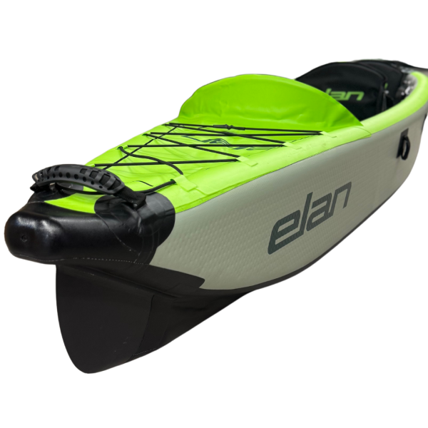 Napihljivi kajak ELAN KEY TWO je idealna izbira za družinsko zabavo na mirnih vodah. Ta lahki in vzdržljivi kajak s prilagodljivimi sedeži nudi udobno plovbo in enostavno prenašanje. Zasnovan za 2 odrasli osebi in 1 otroka, je popoln za družinske izlete.
