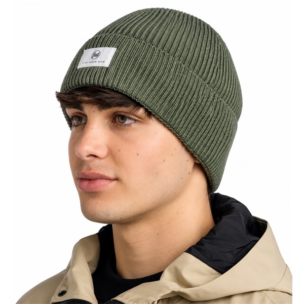 Originalna pletena kapa BUFF® Knitted Beanie Drisk Silversage iz 100 % organskega bombaža. Mehka, zračna in udobna kapa v sodobnem sivkasto zelenem odtenku, primerna za jesenske sprehode, milejše zimske dni in vsakodnevno uporabo.
