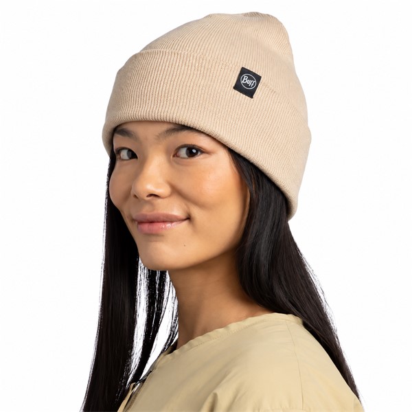 Originalna pletena kapa BUFF® Knitted Beanie Lilon Biscotti v elegantni rjavo-bež barvi. Izdelana iz 100 % recikliranih materialov, z dvoplastno brezšivno konstrukcijo in sproščenim krojem Slouchy Fit. Primerna za zimske sprehode, potovanja, prosti čas in vsakodnevno uporabo v hladnejšem vremenu
