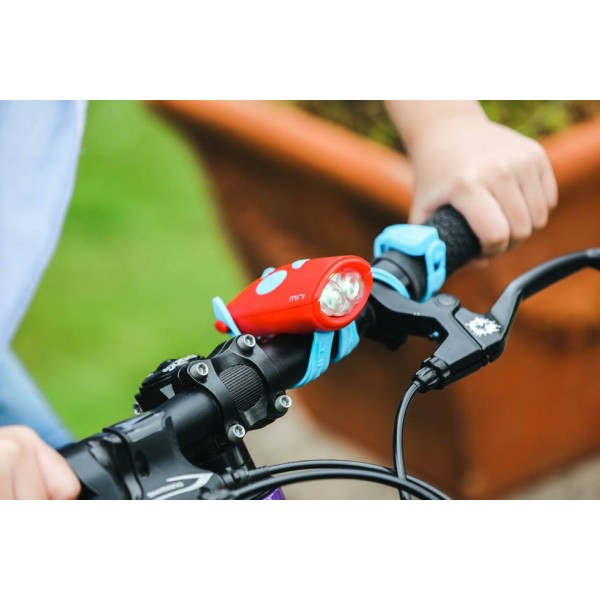 Mini Hornit  je najbolj zabaven majhen dodatek za kolesa in skiroje, ki je luč in zvonec v enem! V štirih barvnih kombinacijah. Z dvema krilcema se preprosto pritrdi na sredino krmila vsakega poganjalca, skiroja ali kolesa.